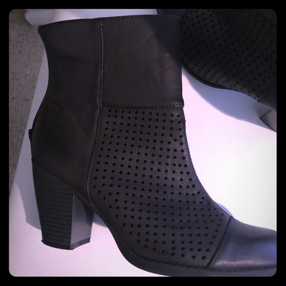 Delightful Diba Grey Boots